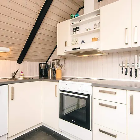 8 Person In Romo-by Traum