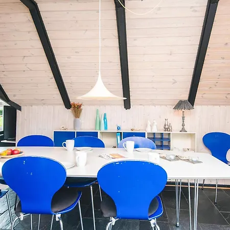 8 Person In Romo-by Traum *