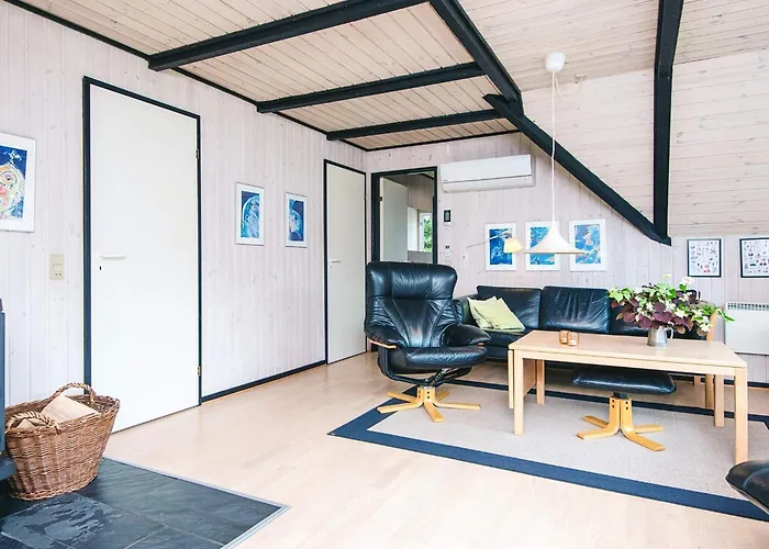 8 Person In Romo-by Traum