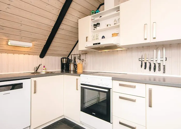 8 Person In Romo-by Traum