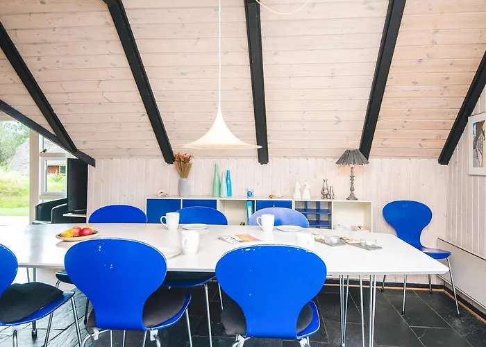 8 Person In Romo-by Traum *